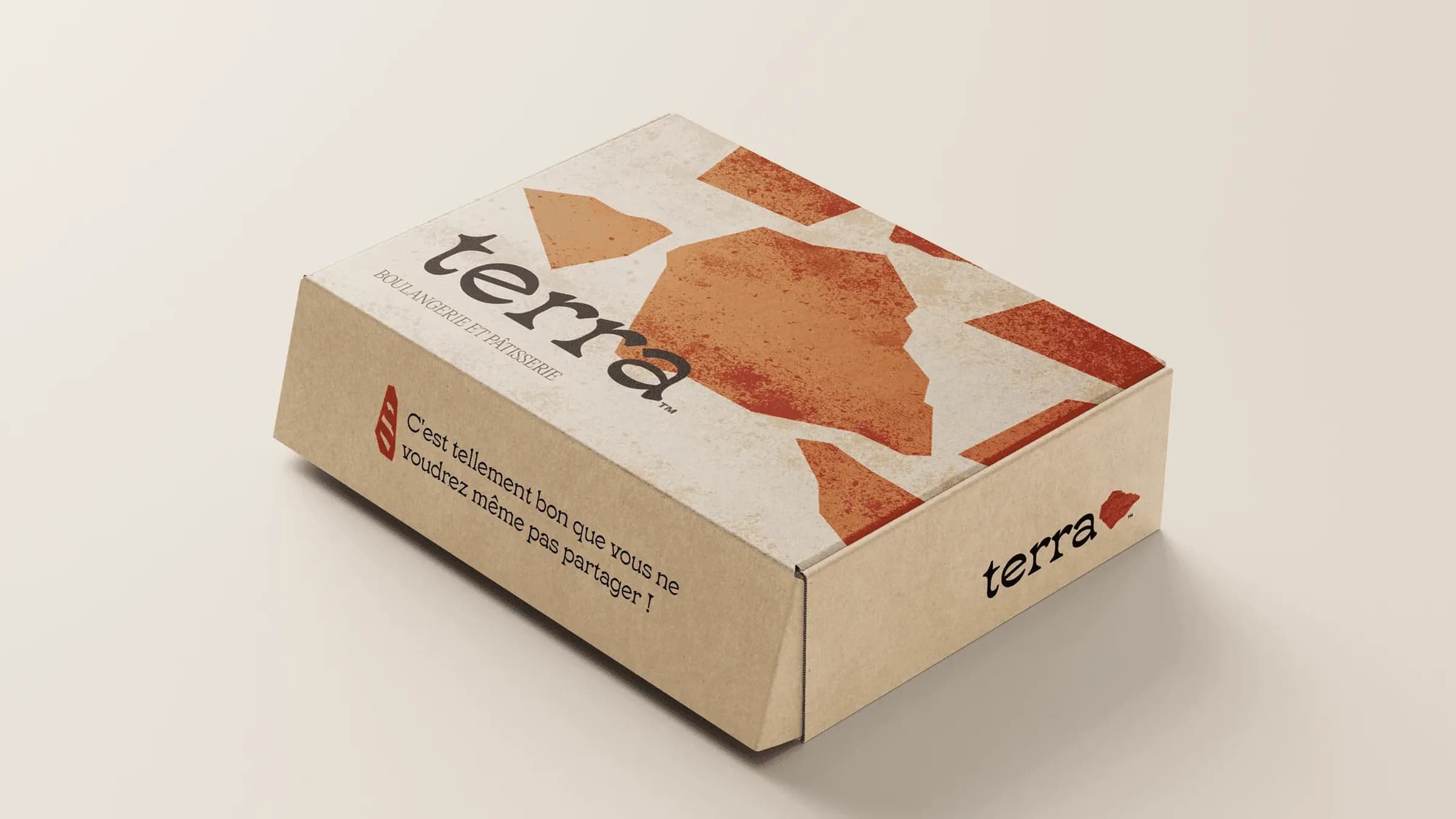 A kraft Terra box printed with terracotta shards, BOULANGERIE ET PÂTISSERIE, and "C'est tellement bon que vous ne voudrez même pas partager !"